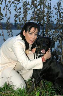 Claire Fisher mit ihrem Hund Piefke
